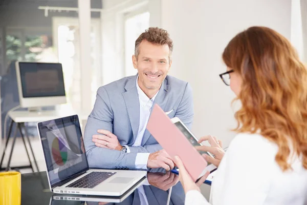 Empresária Usando Seu Tablet Digital Enquanto Senta Mesa Escritório Com — Fotografia de Stock