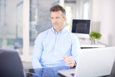 Laptop önünde oturan ve düşünceli arıyorum yeni proje üzerinde çalışırken düşünme işadamı kadeh. 