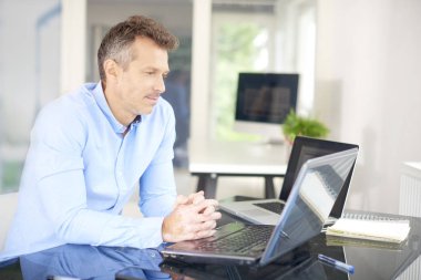 Laptop önünde oturan ve düşünceli arıyorum yeni proje üzerinde çalışırken düşünme işadamı kadeh. 