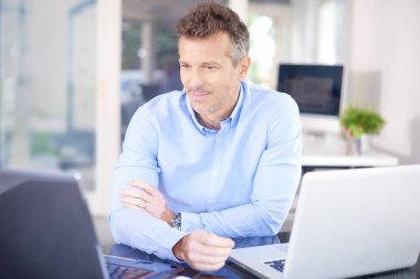 Laptop önünde oturan ve düşünceli arıyorum yeni proje üzerinde çalışırken düşünme işadamı kadeh. 