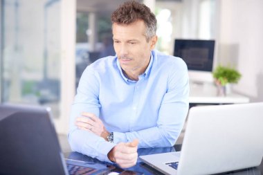 Laptop önünde oturan ve düşünceli arıyorum yeni proje üzerinde çalışırken düşünme işadamı kadeh. 