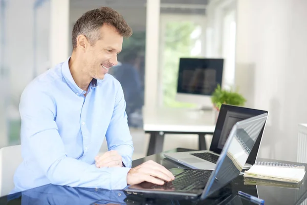 Tiro Homem Negócios Sorrindo Trabalhando Laptop Escritório — Fotografia de Stock