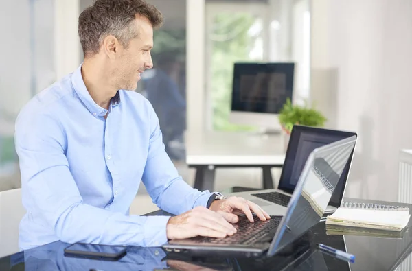 Colpo Uomo Affari Sorridente Che Lavora Computer Portatile All Ufficio — Foto Stock