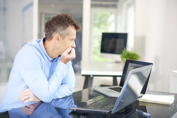 Homem Negócios Desgastado Sentado Mesa Escritório Frente Laptop Trabalhando Novo — Fotografia de Stock