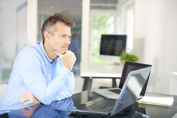 Tiro Homem Negócios Pensando Sentado Frente Laptop Olhando Atenciosamente Enquanto — Fotografia de Stock