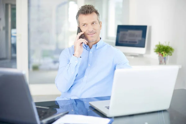 Retrato Homem Negócios Pensando Vestindo Camisa Enquanto Sentado Escritório Trabalhando — Fotografia de Stock