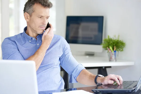 Portret Van Midden Leeftijd Zakenman Shirt Dragen Terwijl Zittend Kantoor — Stockfoto