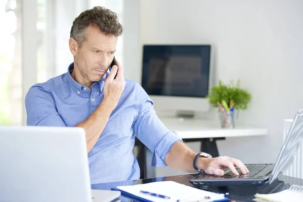 Retrato Homem Negócios Meia Idade Vestindo Camisa Enquanto Sentado Escritório — Fotografia de Stock