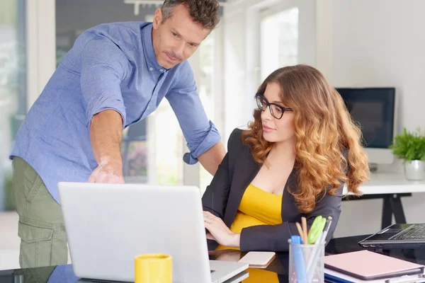 Tiro Empresaria Confiada Usando Computadora Portátil Mientras Hombre Negocios Ventas — Foto de Stock