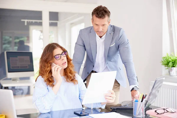 Asesora Inversiones Empresaria Sosteniendo Documento Mano Haciendo Una Llamada Mientras — Foto de Stock