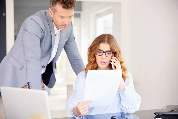 Consulente Materia Investimenti Donna Affari Possesso Documento Mano Fare Chiamata — Foto Stock