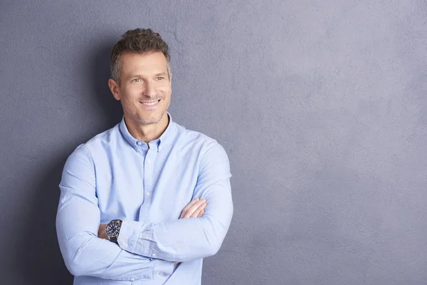 Retrato Homem Negócios Meia Idade Vestindo Camisa Com Braços Dobrados — Fotografia de Stock