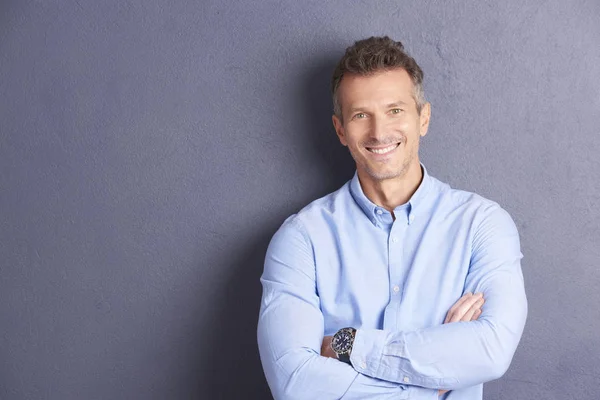 Retrato Hombre Negocios Mediana Edad Con Camisa Mirando Cámara Mientras — Foto de Stock