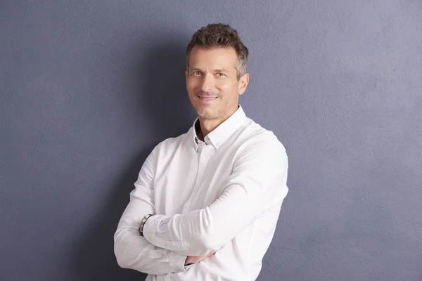 Retrato Hombre Negocios Mediana Edad Con Camisa Mirando Cámara Mientras —  Fotos de Stock