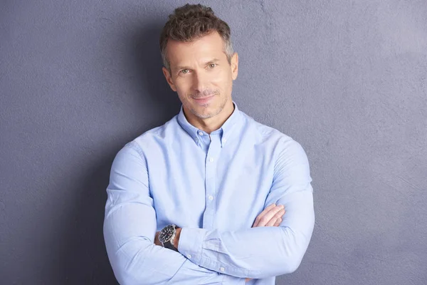 Retrato Hombre Negocios Mediana Edad Con Camisa Mirando Cámara Mientras — Foto de Stock