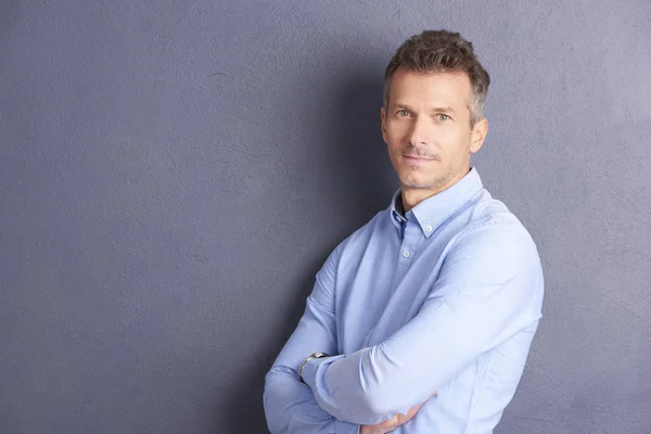 Retrato Homem Negócios Meia Idade Vestindo Camisa Com Braços Dobrados — Fotografia de Stock