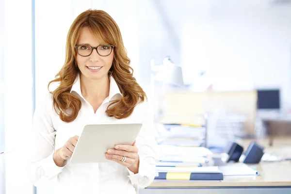 Retrato Uma Empresária Madura Confiante Usando Seu Tablet Digital Enquanto — Fotografia de Stock