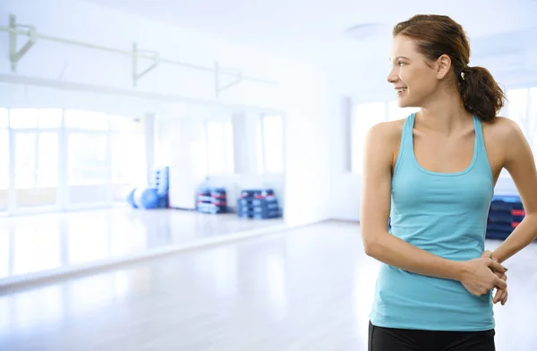 一个年轻的女人在健身房锻炼后放松 — 图库照片