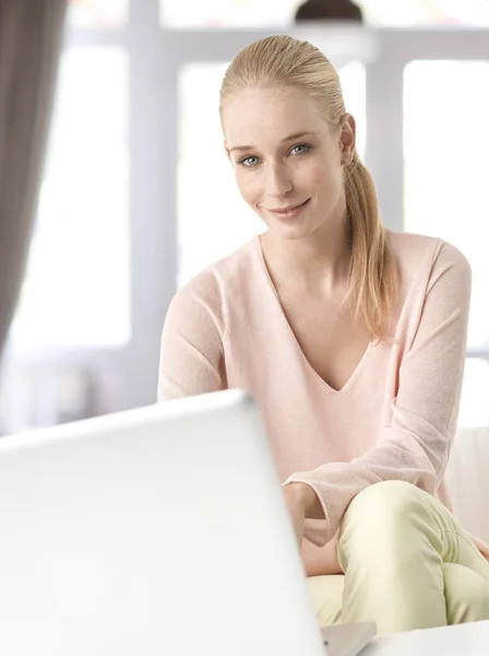 Tiro Uma Jovem Mulher Usando Seu Laptop Casa — Fotografia de Stock