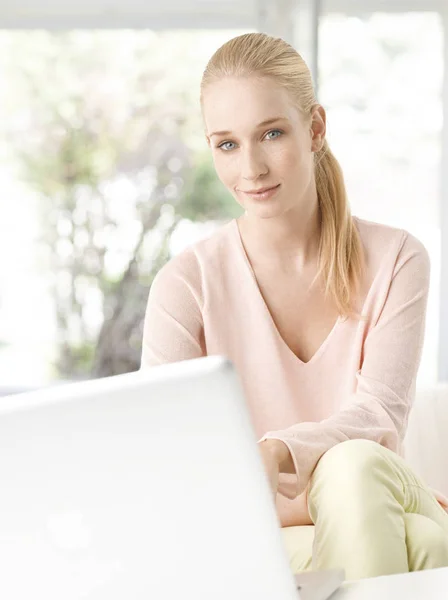 Tiro Uma Bela Jovem Mulher Usando Seu Laptop Casa — Fotografia de Stock