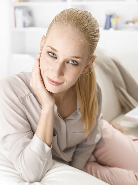 Nahaufnahme Einer Jungen Blonden Frau Die Sich Hause Auf Dem — Stockfoto