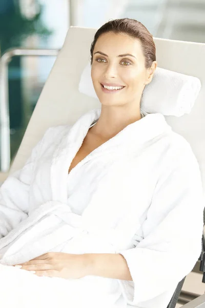 拍摄的一个美丽的女人放松在水疗中心 — 图库照片