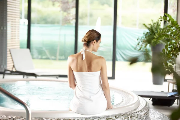 Achteraanzicht Van Een Vrouw Ontspannen Jacuzzi Schot — Stockfoto