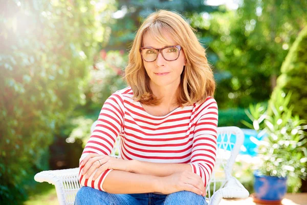 Portrait Confident Beautiful Middle Aged Woman Sitting Outdoor Relaxing Garden — Stock Photo, Image