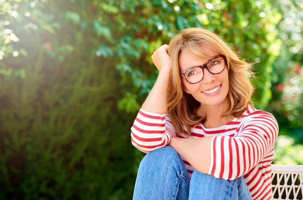 Bijgesneden Schot Van Tijdloos Mooie Vrouw Lachen Zittend Buiten Tuin — Stockfoto