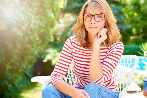 Retrato Mujer Mediana Edad Segura Hermosa Sentada Aire Libre Relajante — Foto de Stock