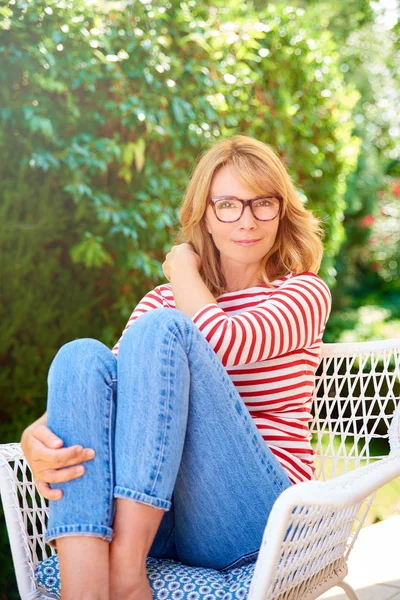 Schöne Frau Mittleren Alters Sitzt Draußen Und Entspannt Garten — Stockfoto
