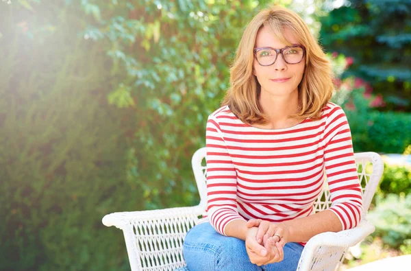 Retrato Una Hermosa Mujer Sonriente Relajándose Aire Libre Jardín — Foto de Stock