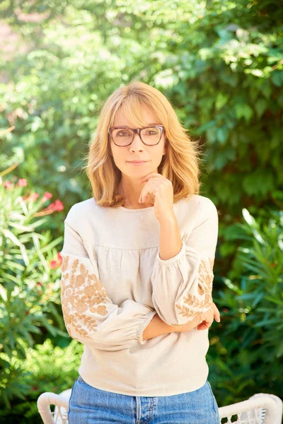 Ritratto Bella Donna Matura Che Indossa Abiti Casual Mentre Trova — Foto Stock