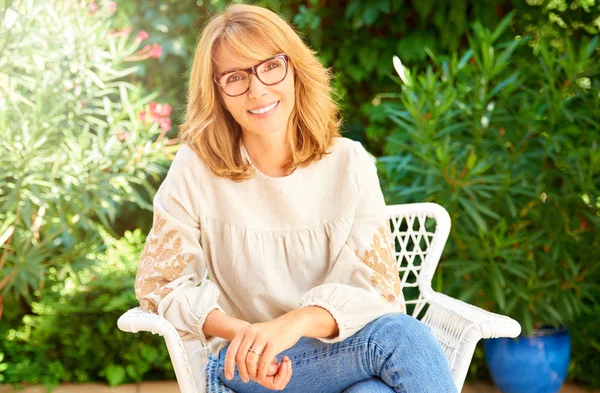 Porträt Einer Glücklichen Frau Mittleren Alters Die Lässig Gekleidet Ist — Stockfoto