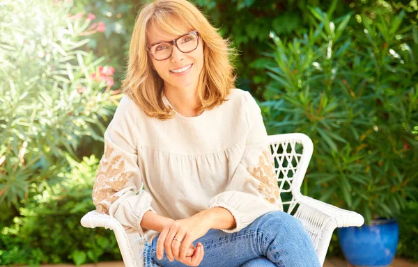 Portrait Happy Middle Aged Woman Wearing Casual Clothes Looking Camera — Stock Photo, Image