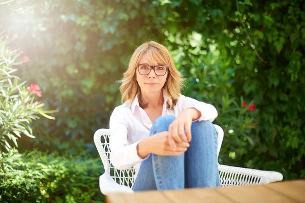 Portrait Happy Middle Aged Woman Wearing Casual Clothes Looking Camera — Stock Photo, Image