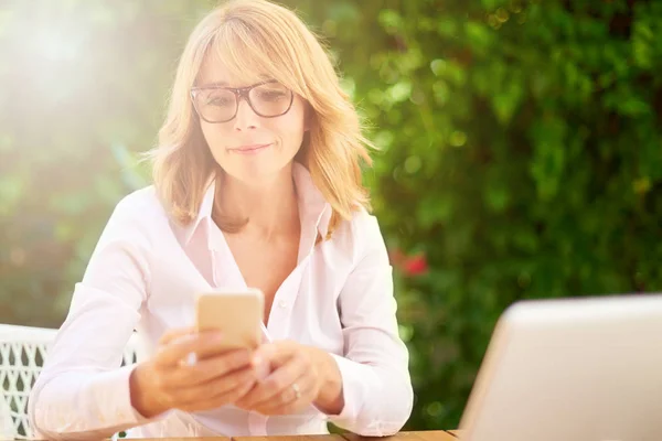 Fotografía Mujer Mediana Edad Confiada Usando Teléfono Celular Mensajes Texto — Foto de Stock