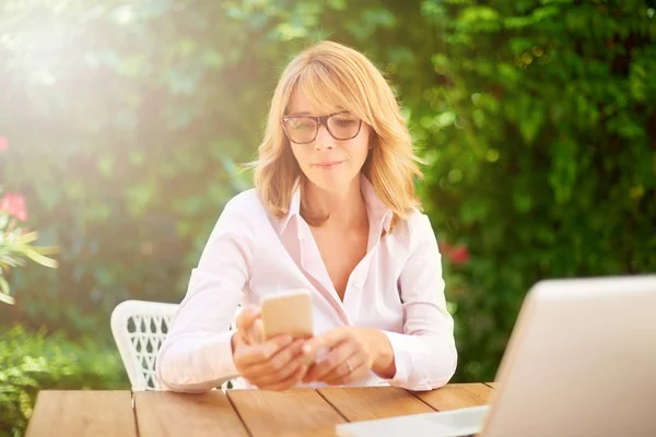 Fotografía Mujer Mediana Edad Confiada Usando Teléfono Celular Mensajes Texto — Foto de Stock