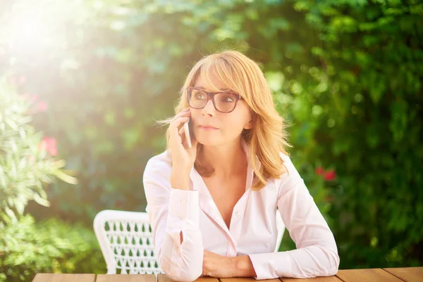 Açık Havada Oturma Cep Telefonunu Biriyle Konuşmak Mutlu Kadın — Stok fotoğraf