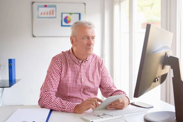 Senior Sales Manager Che Utilizza Tablet Digitale Mentre Seduto Alla — Foto Stock