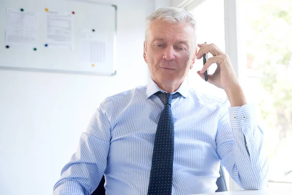 Senior Affärsman Sitter Vid Skrivbord Och Talar Hans Mobiltelefon Äldre — Stockfoto