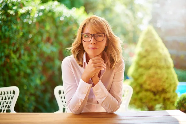 Ritagliato Colpo Attraente Donna Sorridente Seduta Alla Scrivania All Aperto — Foto Stock