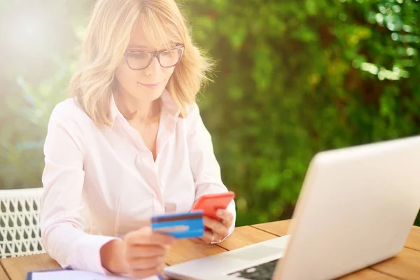 Hochwinkelaufnahme Einer Attraktiven Frau Mittleren Alters Die Mit Kreditkarte Einkauft — Stockfoto