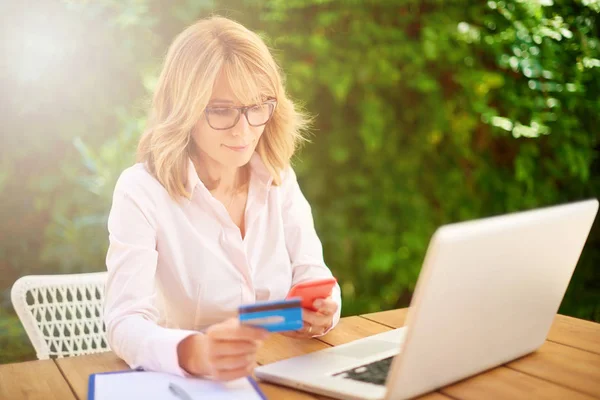 Hoge Hoek Schot Van Aantrekkelijke Midden Leeftijd Vrouw Winkelen Met — Stockfoto