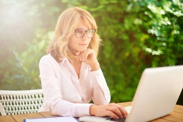 Retrato Mulher Concentrada Sentada Atrás Seu Laptop Trabalhando Fora Ministério — Fotografia de Stock