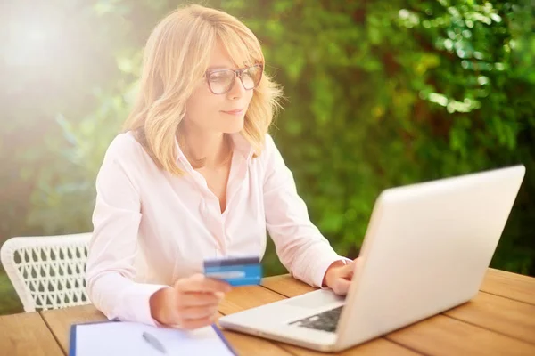 Alto Angolo Colpo Attraente Donna Mezza Età Utilizzando Laptop Carta — Foto Stock