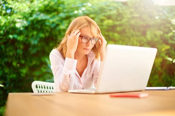 Foto Mujer Mediana Edad Que Tiene Dolor Cabeza Mientras Está — Foto de Stock