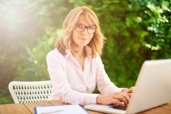 Attraktivt Leende Kvinna Använder Sin Laptop När Man Sitter Trädgården — Stockfoto