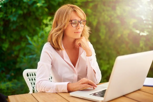 Porträtt Koncentrera Kvinna Sitter Bakom Sin Laptop Och Arbetar Utanför — Stockfoto