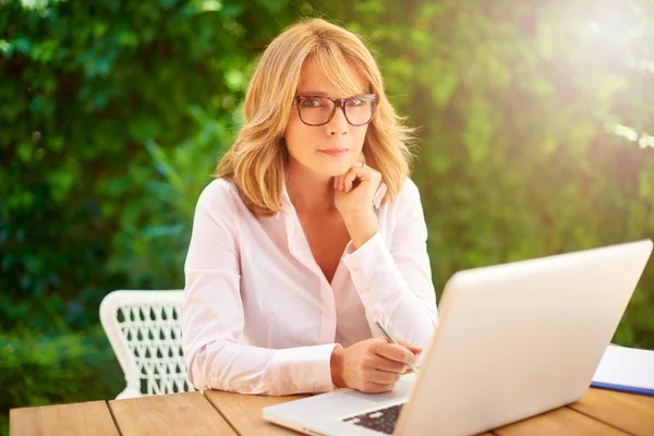 Retrato Mujer Mediana Edad Confiada Usando Computadora Portátil Mientras Está — Foto de Stock